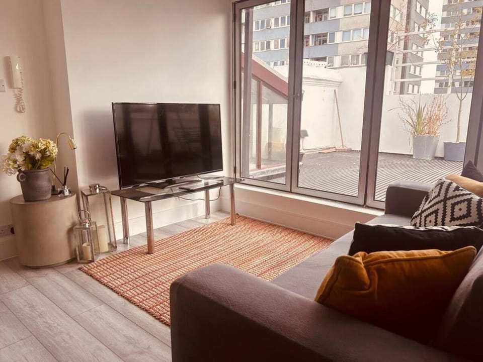 Modern 2-Bed Penthouse on Iconic Abbey Road & Large Terrace Apartment in London Borough of Camden