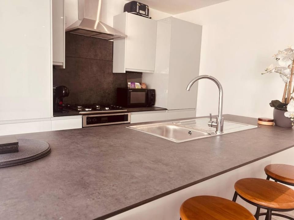 Modern 2-Bed Penthouse on Iconic Abbey Road & Large Terrace Apartment in London Borough of Camden