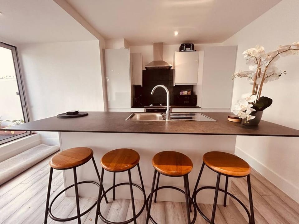 Modern 2-Bed Penthouse on Iconic Abbey Road & Large Terrace Apartment in London Borough of Camden
