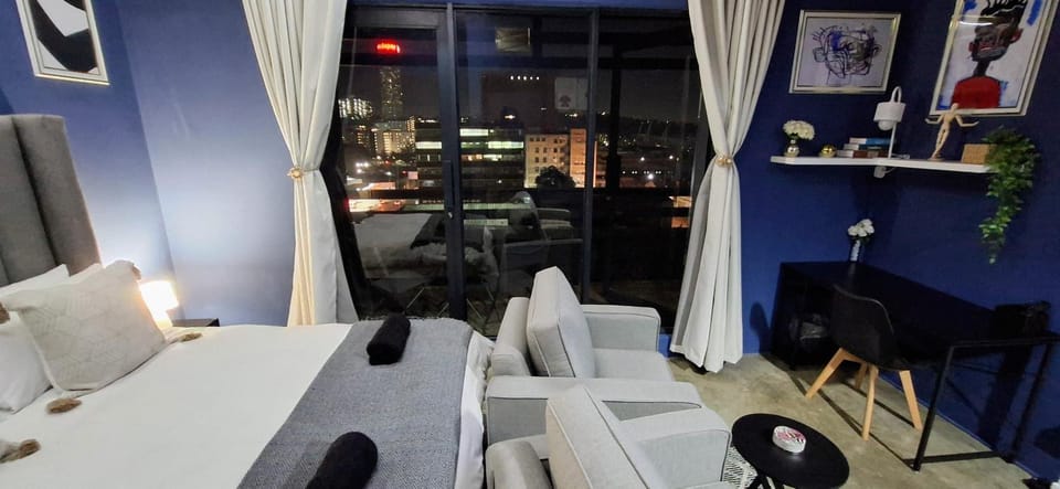 Bed, TV and multimedia, Living room, Photo of the whole room, Seating area, Bedroom