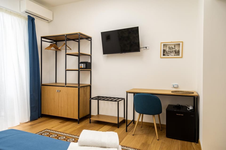 Bed, TV and multimedia, Photo of the whole room, Bedroom, air conditioner