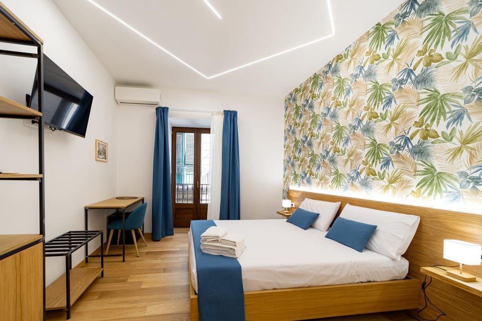 Bed, TV and multimedia, Photo of the whole room, Bedroom, wardrobe
