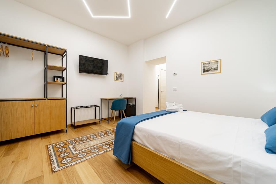 Bed, TV and multimedia, Photo of the whole room, Bedroom