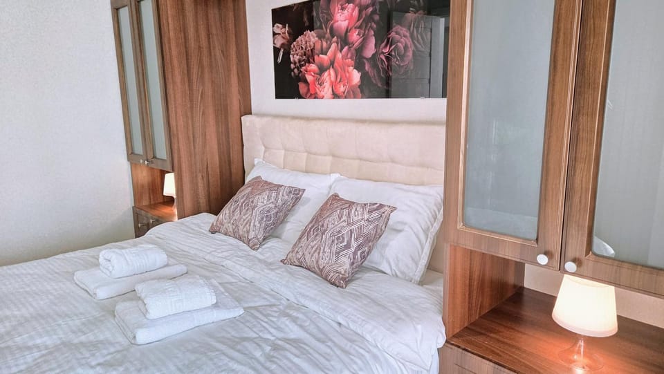 Bed, Bedroom, towels