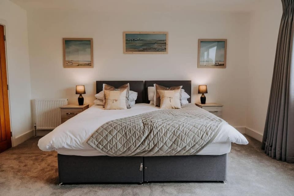 A Spacious Countryside Retreat for up to 16 Guests House in Wales