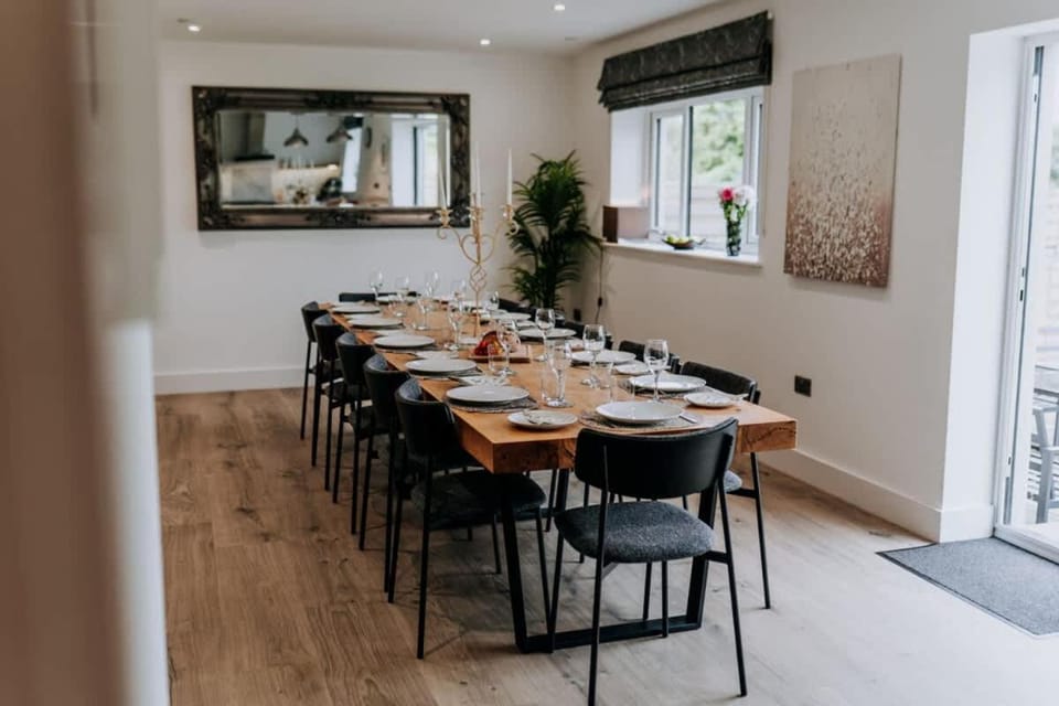 A Spacious Countryside Retreat for up to 16 Guests House in Wales