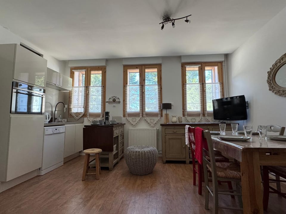 Coffee/tea facilities, Kitchen or kitchenette, Dining area, dishwasher, oven