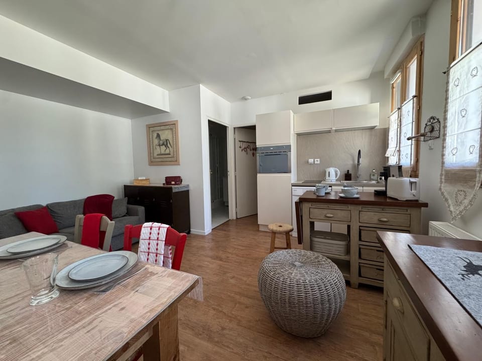 Kitchen or kitchenette, Living room, Dining area