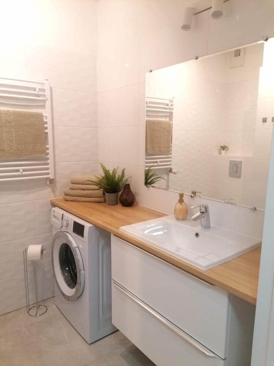 Bathroom, towels, washing machine