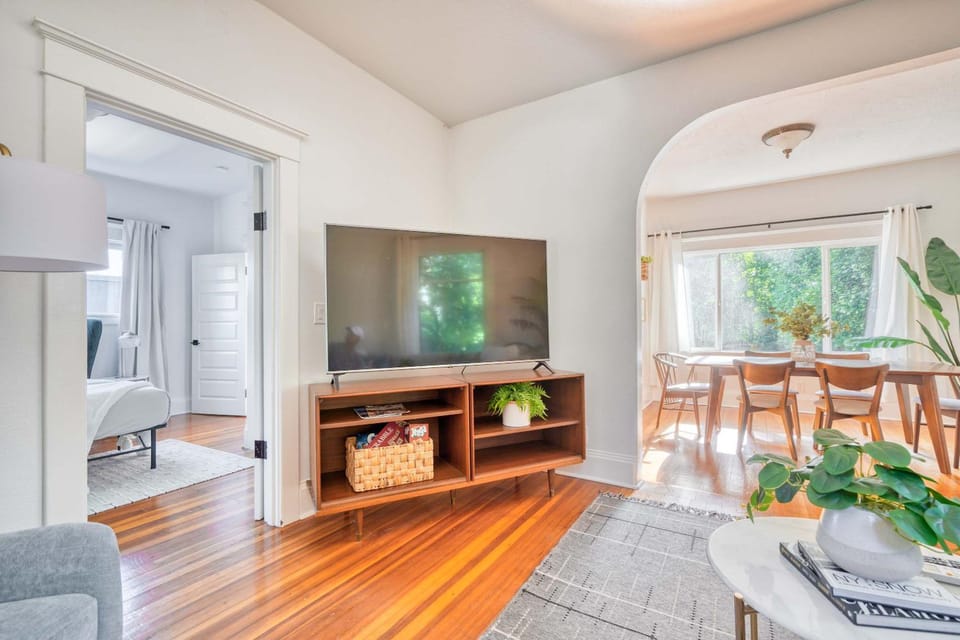 Cute & Comfortable Portland Home with 91 WalkScore House in Portland