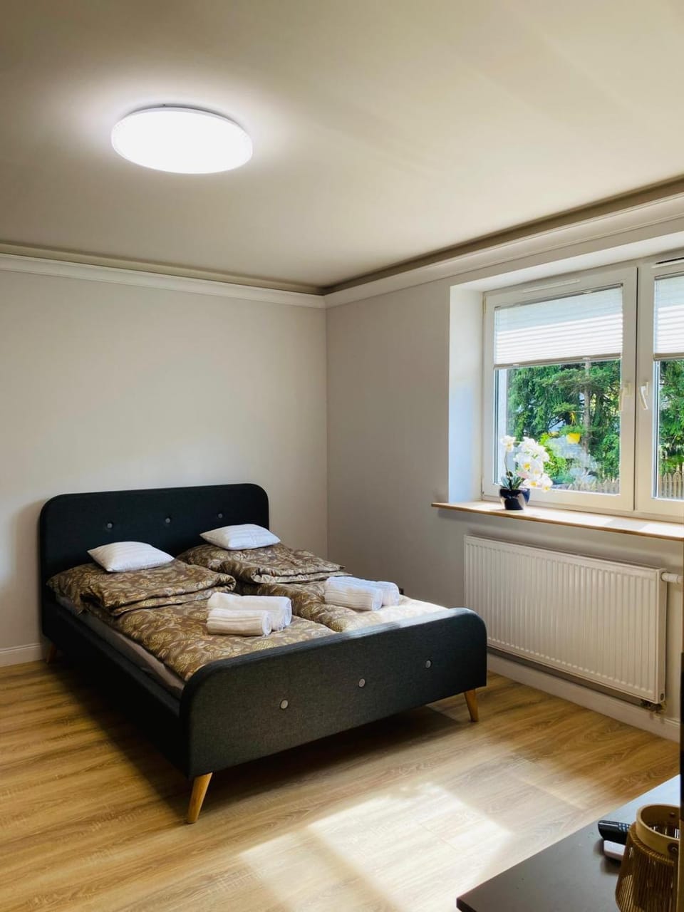 Bed, Bedroom, towels