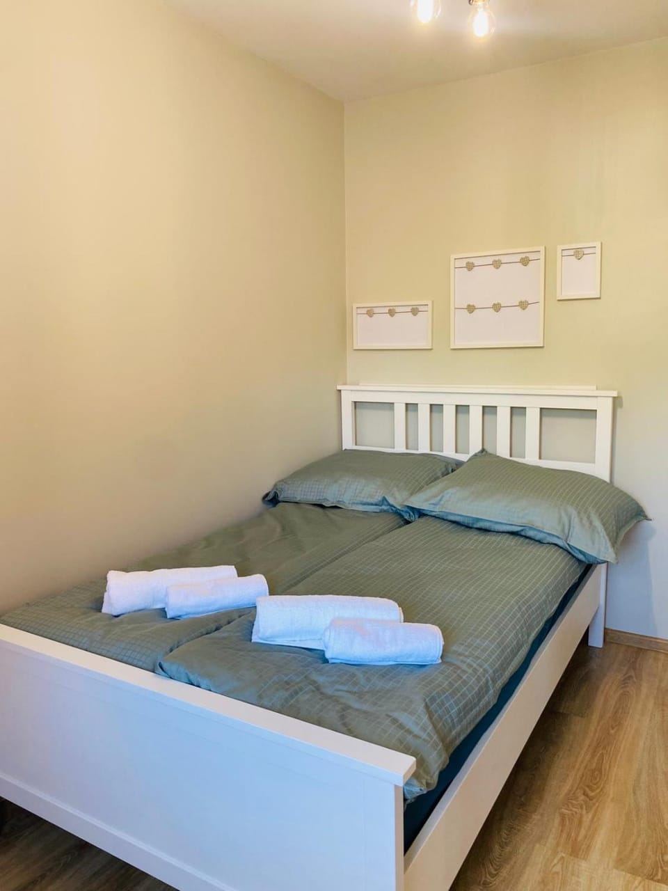 Bed, Bedroom, towels