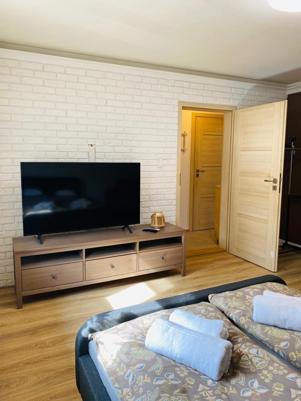 Bed, TV and multimedia, Bedroom, towels