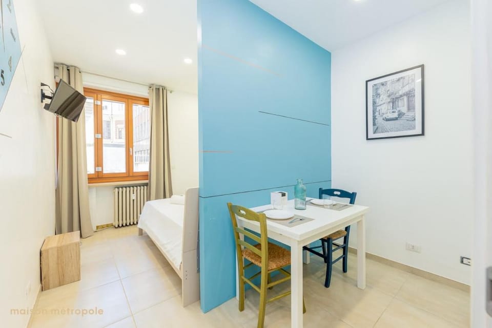 Bed, TV and multimedia, Living room, Photo of the whole room, Seating area, Dining area, Bedroom