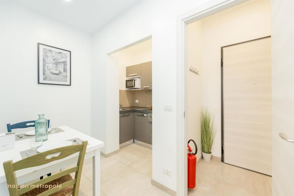 Kitchen or kitchenette, Dining area, stove