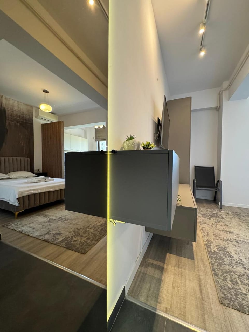 Bed, TV and multimedia, Photo of the whole room, Bedroom