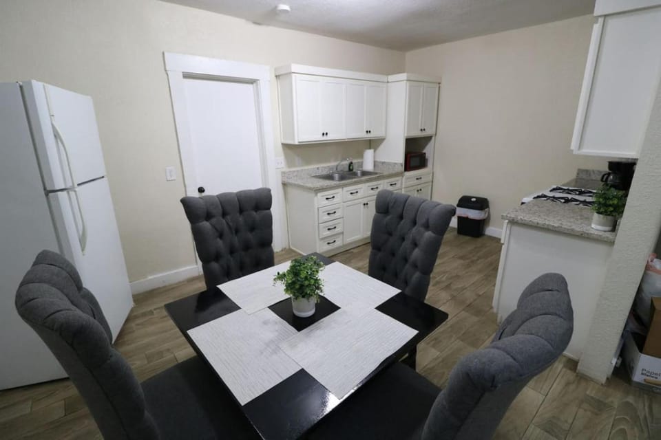 Kitchen or kitchenette, Dining area, stove