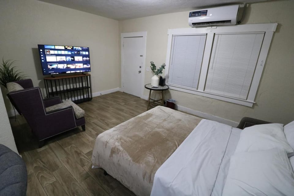 Bed, TV and multimedia, Bedroom, air conditioner