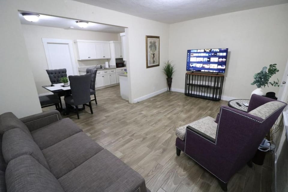 TV and multimedia, Kitchen or kitchenette, Living room, Seating area