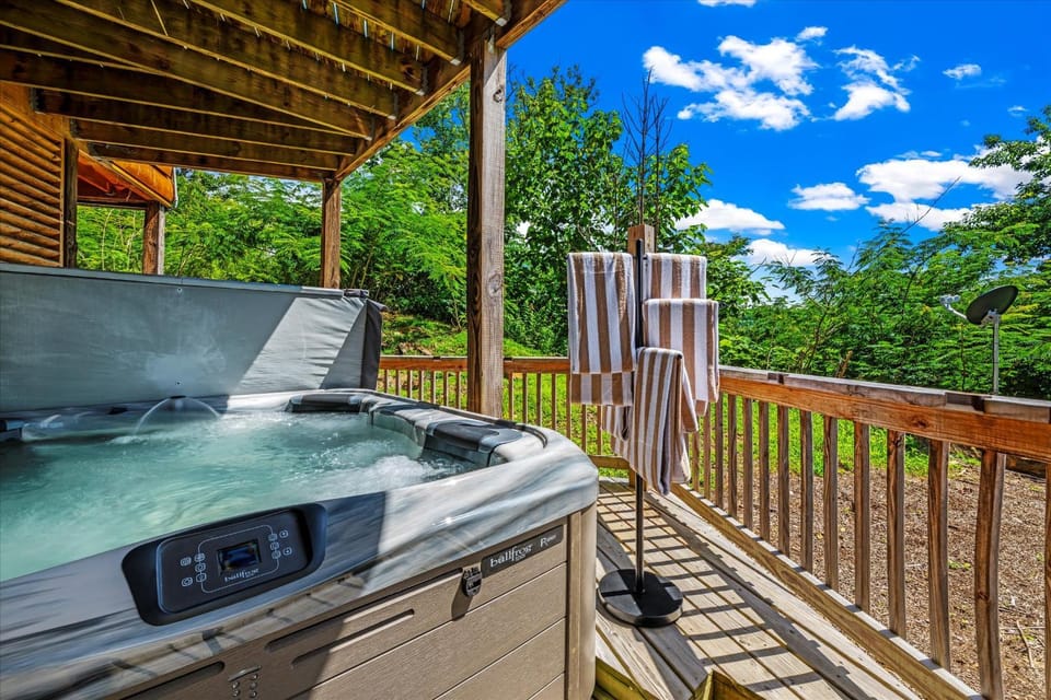 4 Br Smoky Mtn Retreat-Game Room-Fire Pit-Hot Tub House in Gatlinburg