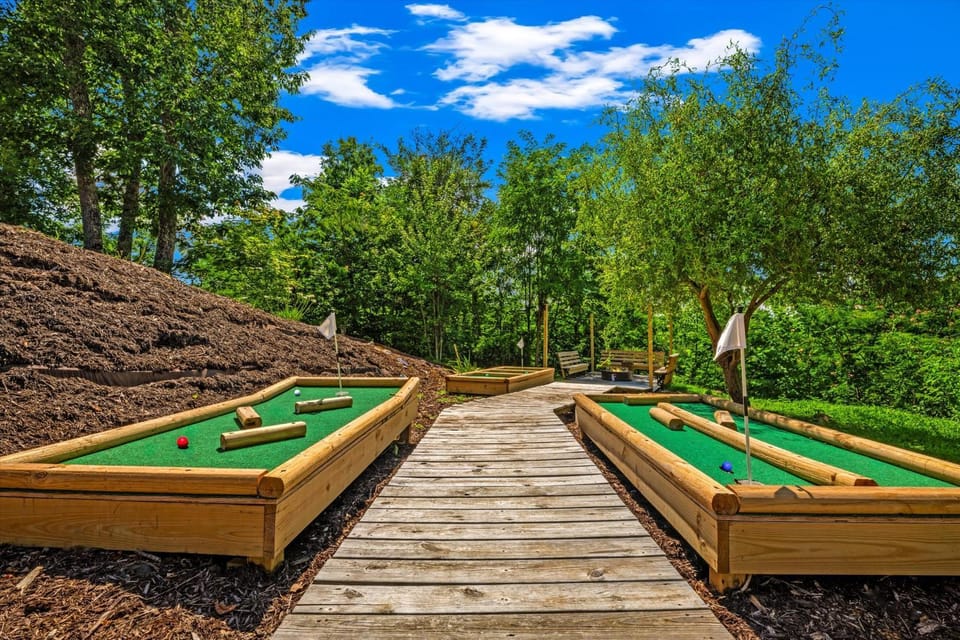 4 Br Smoky Mtn Retreat-Game Room-Fire Pit-Hot Tub House in Gatlinburg