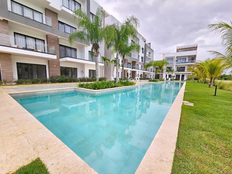 Property building, Day, Garden, Pool view, Swimming pool