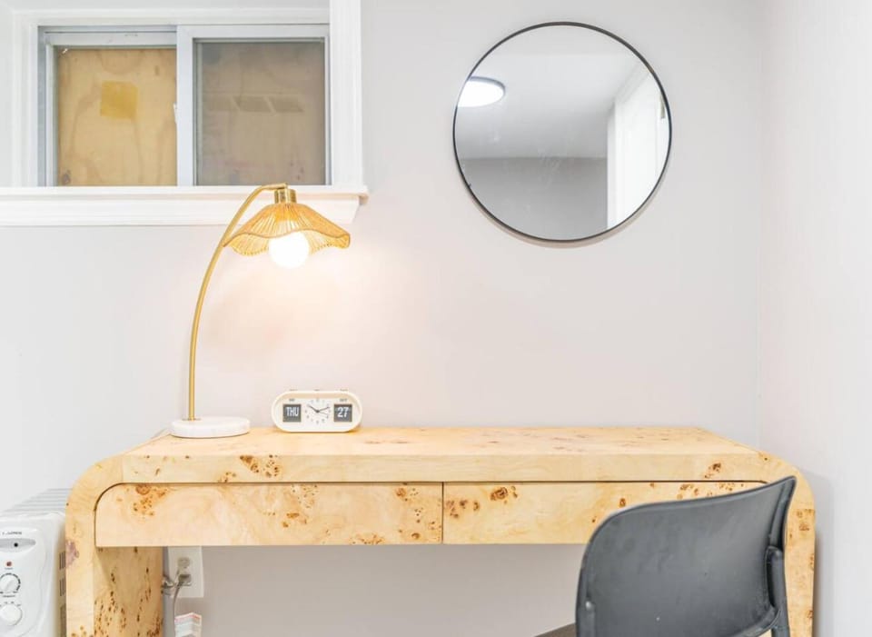 Cozy Private Room in Shared Space NYC Light Rail Apartment in Bayonne