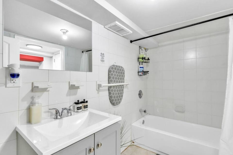 Cozy Private Room in Shared Space NYC Light Rail BSMT A Apartment in Bayonne