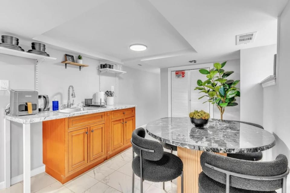 Cozy Private Room in Shared Space NYC Light Rail BSMT A Apartment in Bayonne