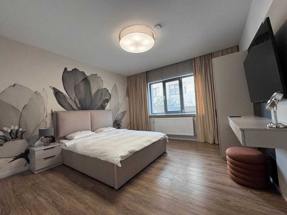 Bed, TV and multimedia, Bedroom, flat iron