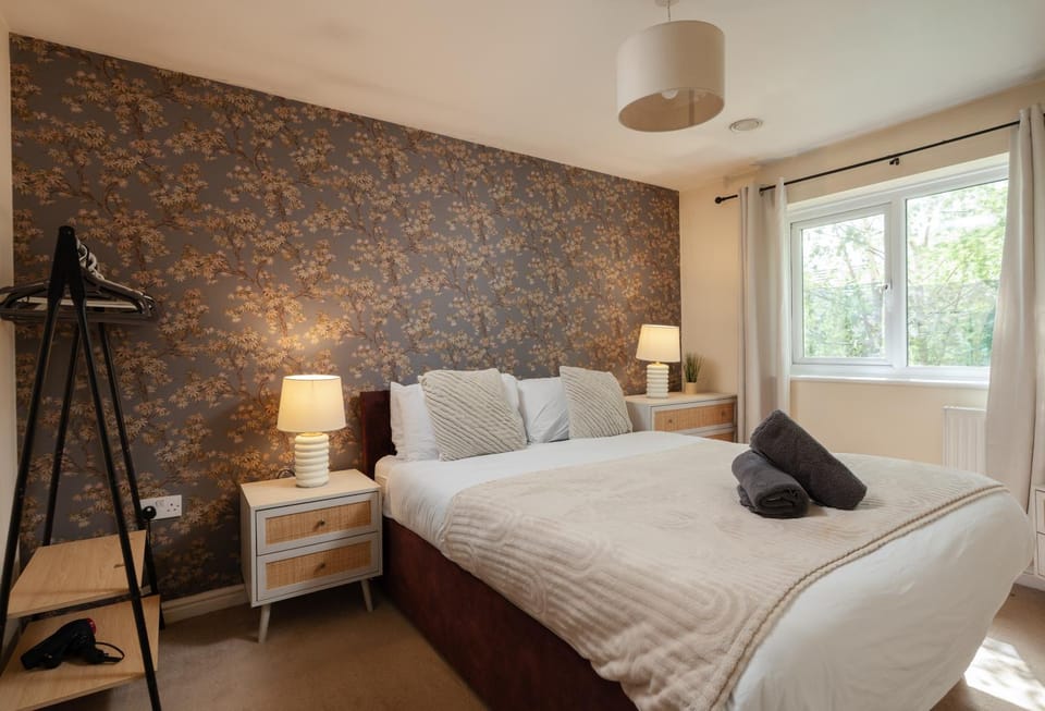 Chic 4bd Manchester Abode - Free Parking - Snooker House in Manchester