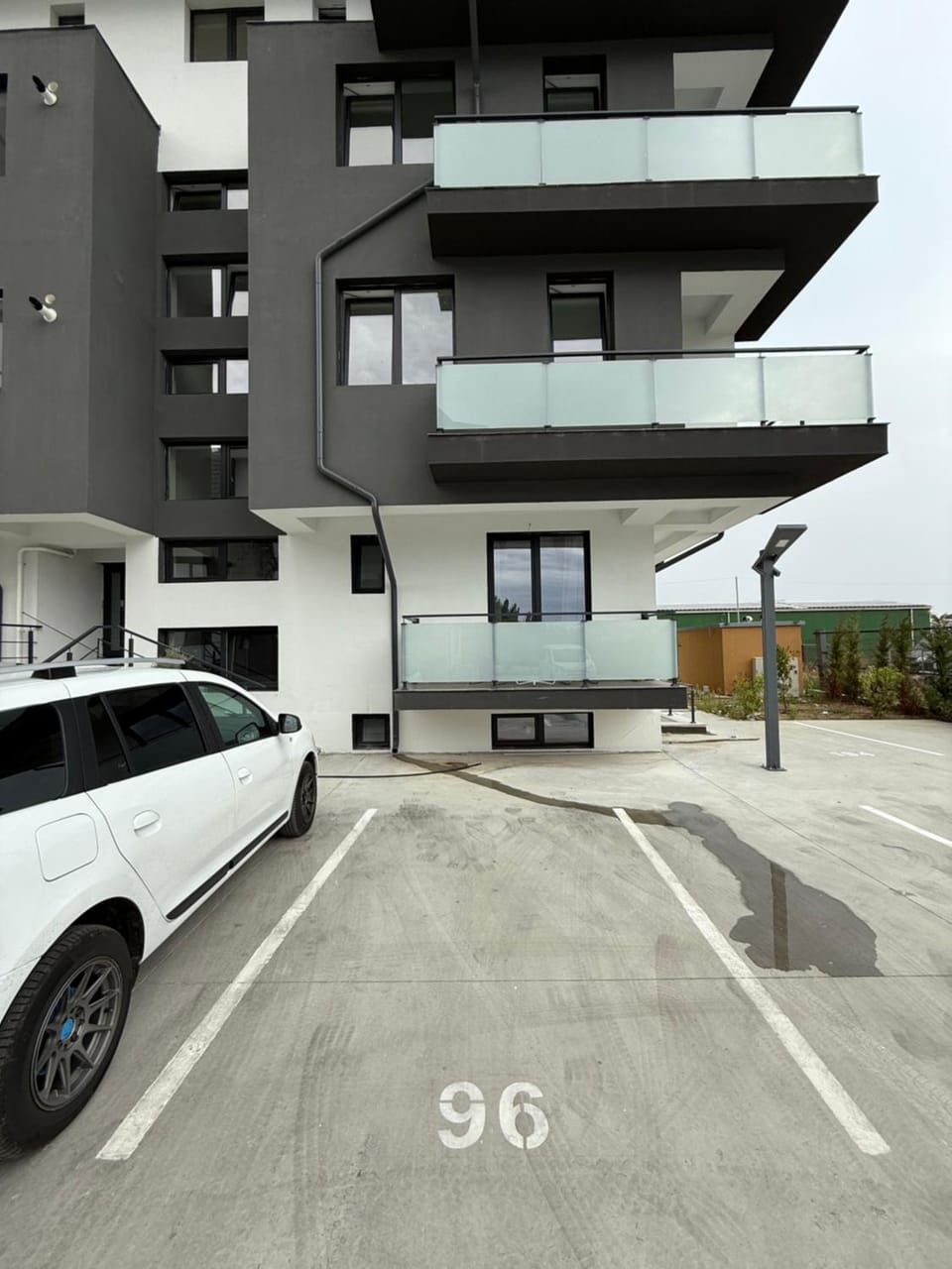 Airport White Hideway & Parking Apartment in Bucharest