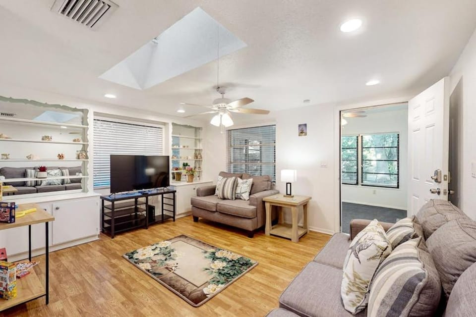 Garcia Getaway 2 Bed 2 Bath Small Family Pool Home House in Sarasota