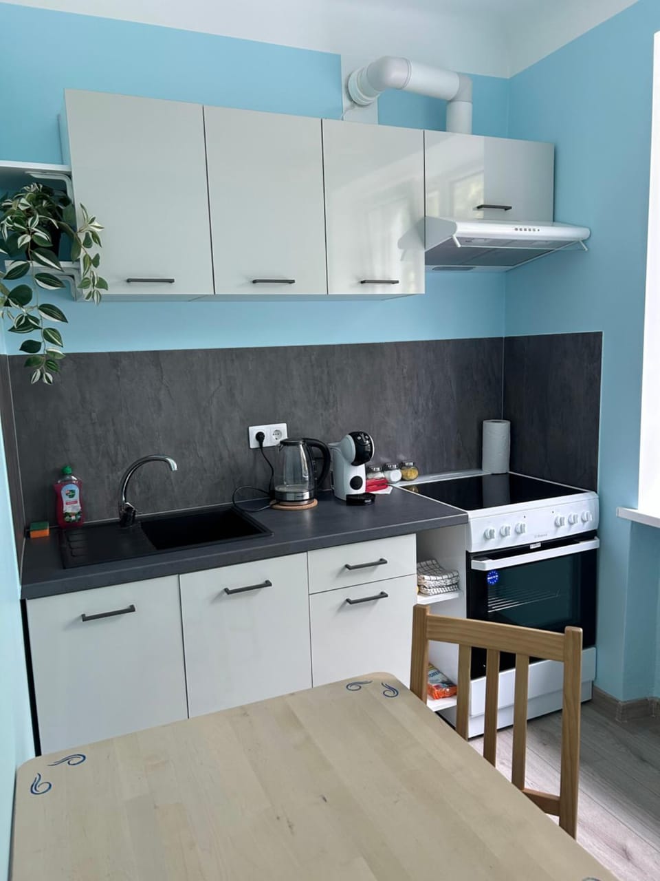 Coffee/tea facilities, Kitchen or kitchenette, Dining area, stove