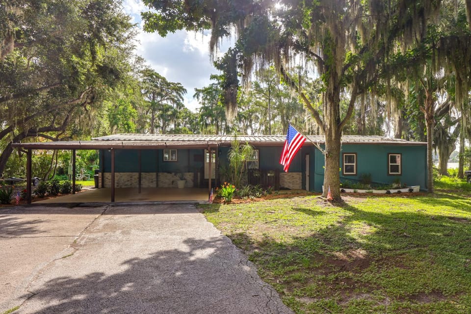 Lakefront Home w/ Hot Tub & Dock in Orlando! House in Orlando