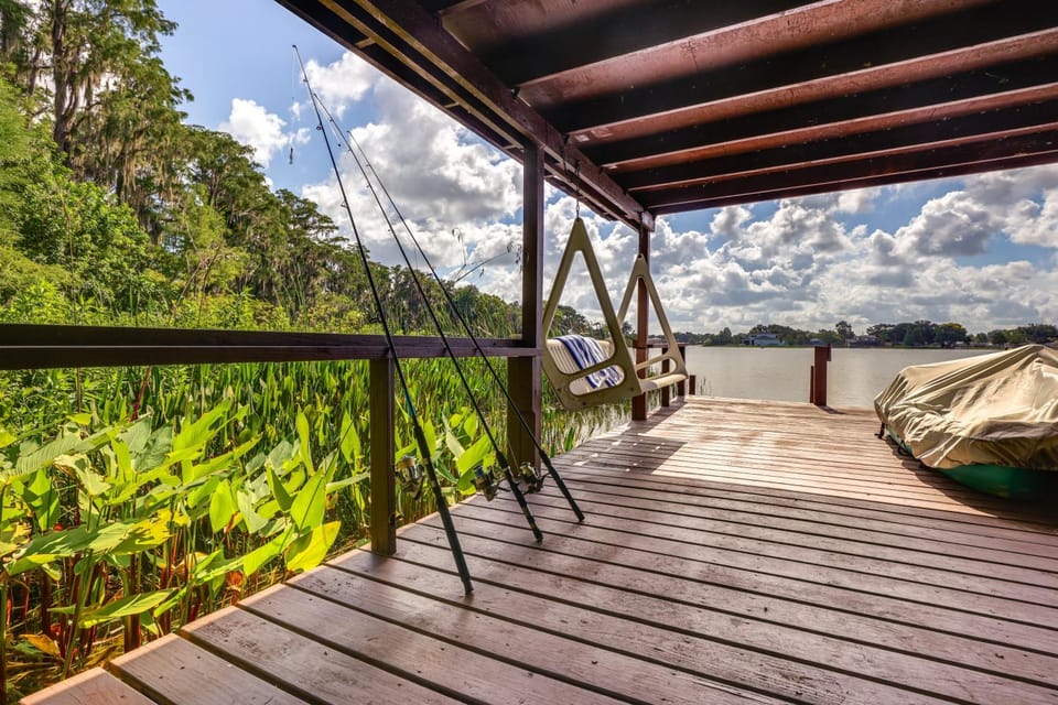 Lakefront Home w/ Hot Tub & Dock in Orlando! House in Orlando