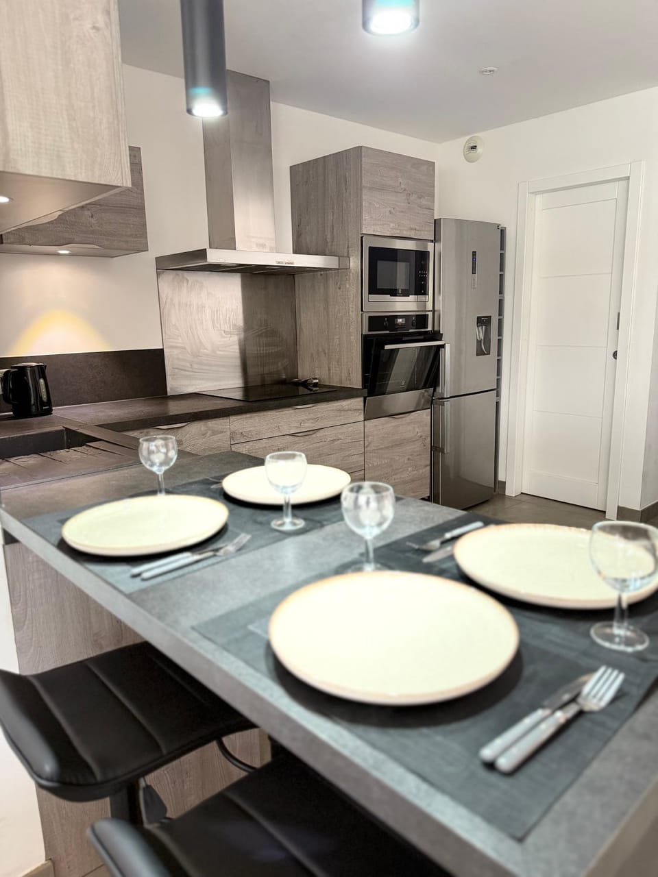 Kitchen or kitchenette, Dining area