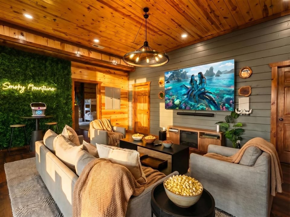 Indoor Pool - Epic Game Room - MiniGolf - 24 Guests - 8 Bedrooms House in Sevier County