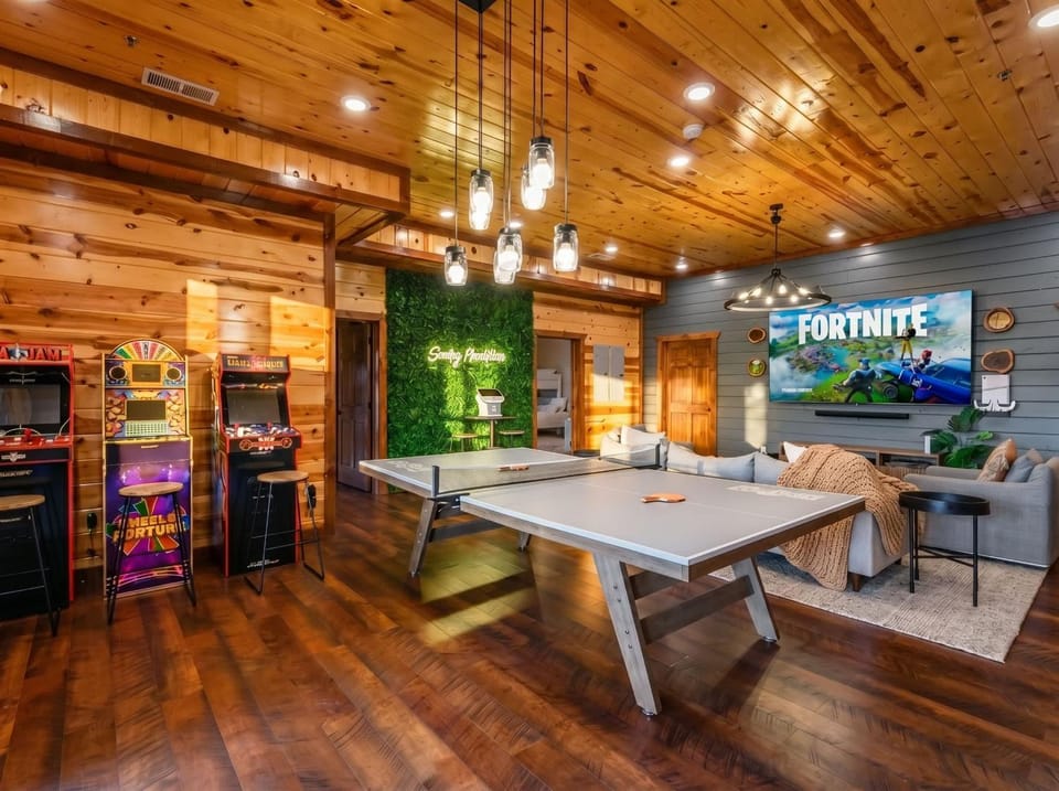 Indoor Pool - Epic Game Room - MiniGolf - 24 Guests - 8 Bedrooms House in Sevier County