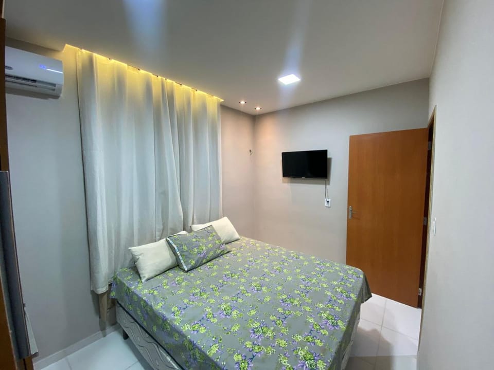 Bed, TV and multimedia, Photo of the whole room, Bedroom, wardrobe, air conditioner