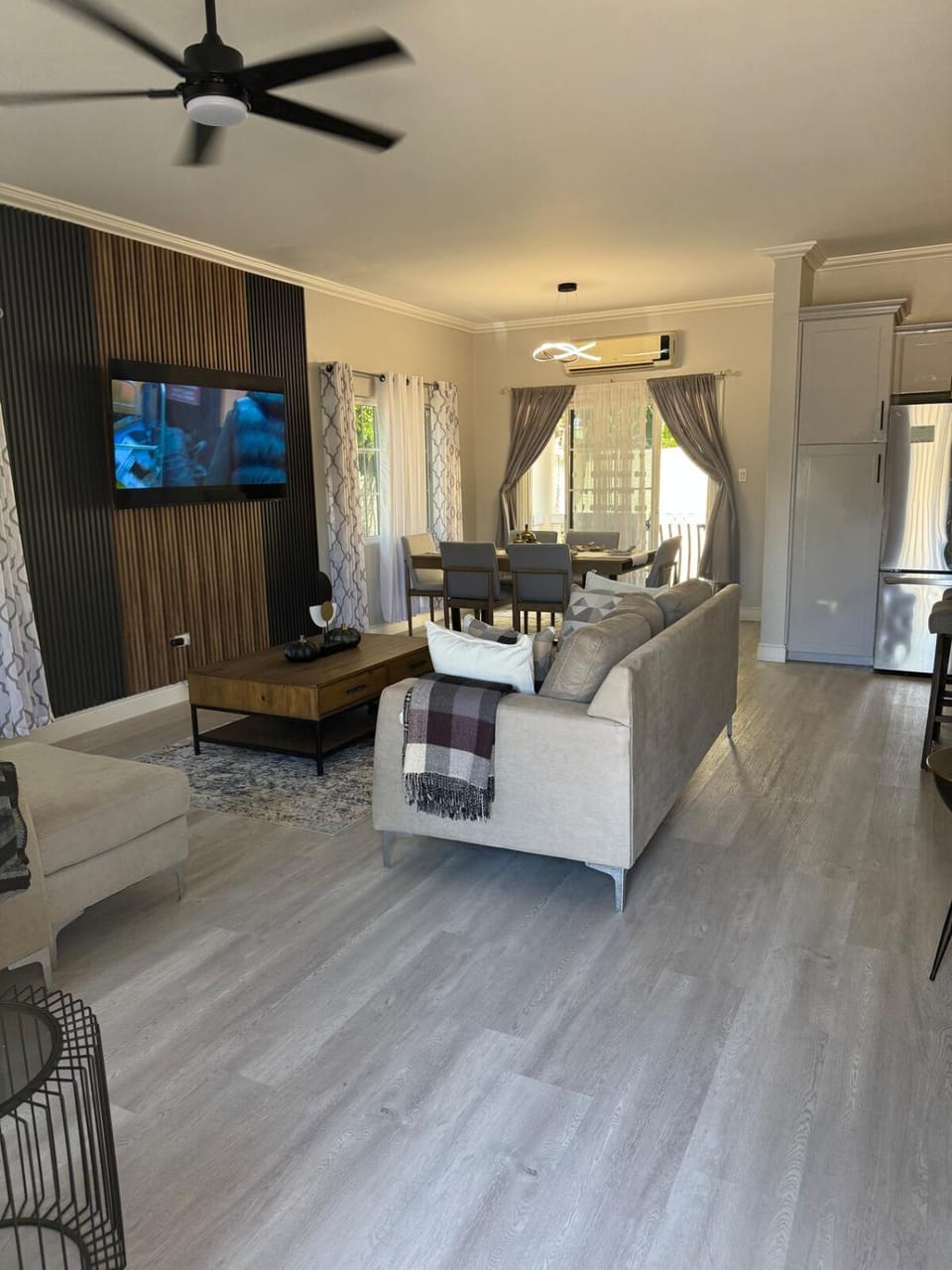 Communal lounge/ TV room, TV and multimedia, Living room, Photo of the whole room, Dining area
