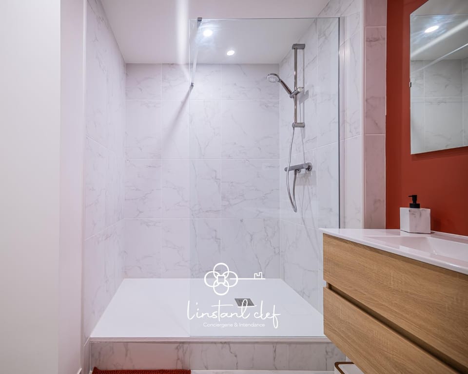 Shower, Bathroom, towels