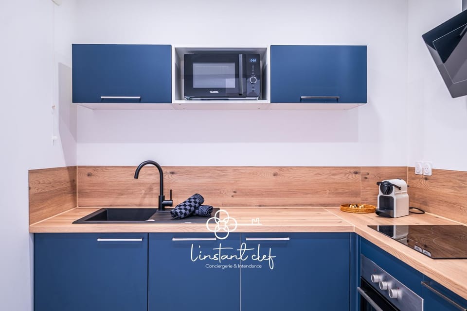 Coffee/tea facilities, Kitchen or kitchenette, stove, toaster