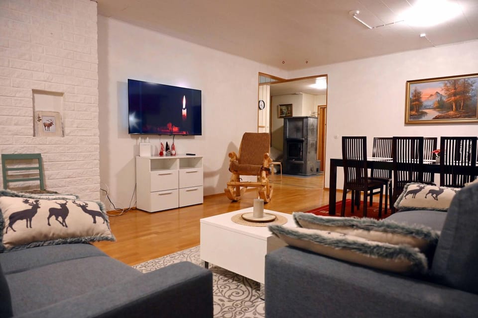Communal lounge/ TV room, TV and multimedia, Living room, Seating area, Dining area, Evening entertainment