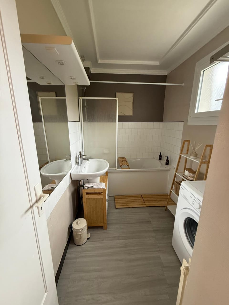 Bathroom, Bath, towels, washing machine