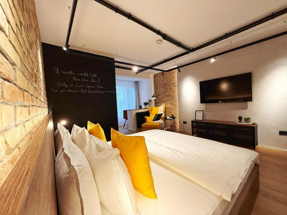Noir & Honey - 10 Mins Walk to City Center Apartment in Timisoara
