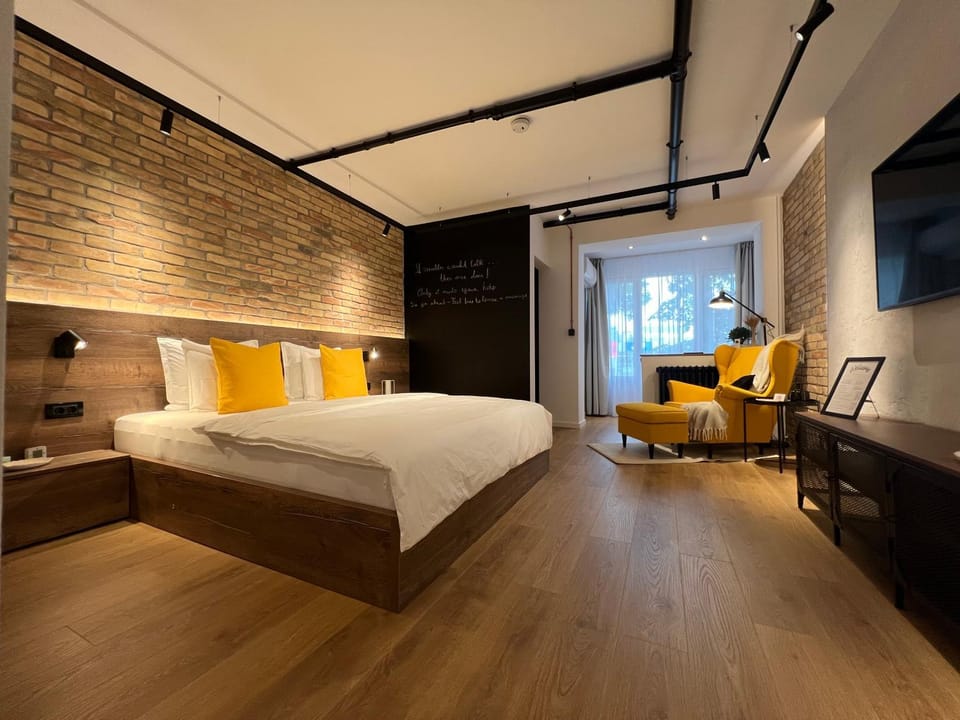 Noir & Honey - 10 Mins Walk to City Center Apartment in Timisoara