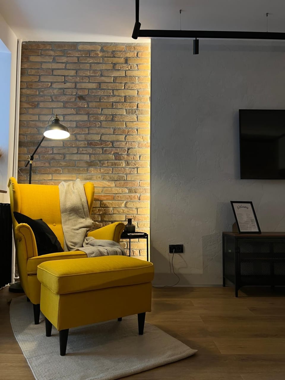 Noir & Honey - 10 Mins Walk to City Center Apartment in Timisoara