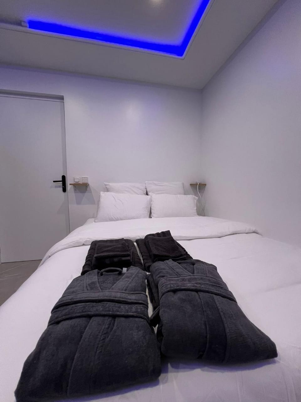 Bed, Bedroom, towels