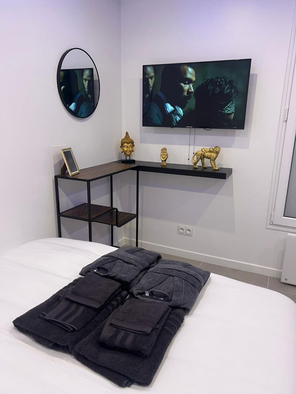 Bed, TV and multimedia, Bedroom, towels